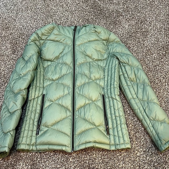 Micheal Kors Packable Down Hooded Jacket - Picture 2 of 4